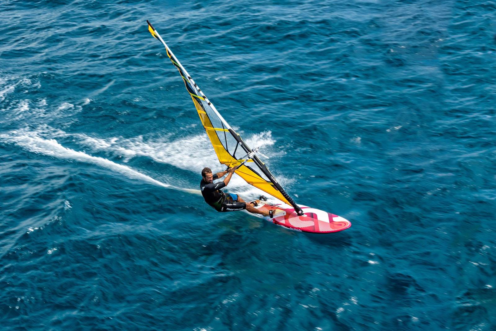 MÅLET: Følelsen av å få brettet i plan suse over vannoverflaten er nærmest uslåelig. Bilde: Goya Plane windsurfing