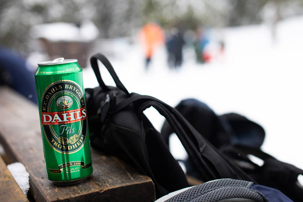 STEMNING: En halvliter Dahls er obligatorisk for mange trøndere på 16. mai. Foto: Tore Meirik gråkallparken