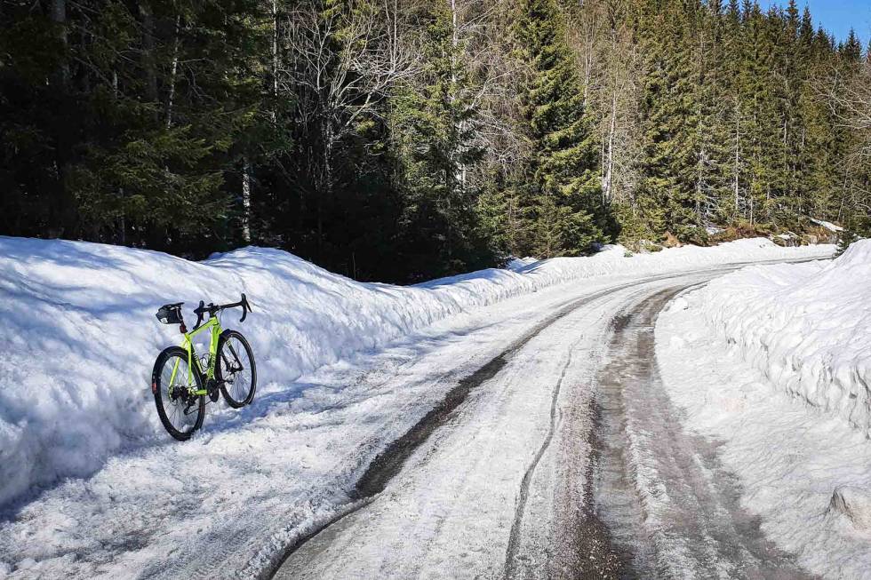 GAME OVER: Du finner fortsatt råtten snø uten bære-evne enkelte steder. Foto: Torkel Thorsen. sykle gravel i nordmarka