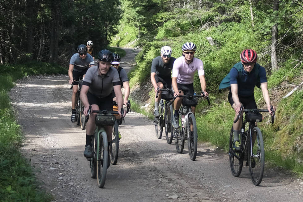 HYBRIDGREN: Gravel i moderne form er en blanding av landevei og terreng. Der er terrengpedaler overlegne, selv om kulturen kanskje tilsier landeveispedaler. Foto: Arjan Boldingh. gravel-sykkel
