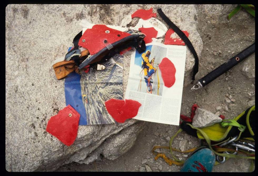 MInner: På tur til Trango i 1992 fant John Middendorf det som etter all sannsynlighet er hjelmen til Finn Dæhli. Ingenting annet ble funnet. Foto: John Middendorf Great-Trango-klatring-11
