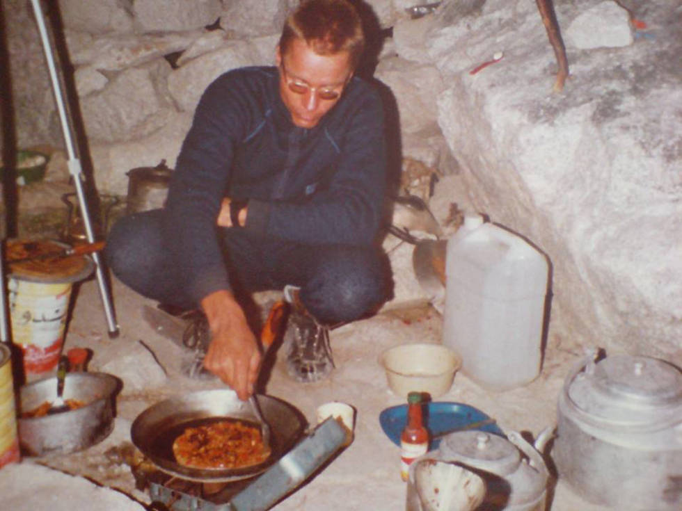 Campkos: Basecampliv før alvoret begynner. Dag Kolsrud har kjøkkenvakt. Stein P. Aasheim tilpasser stegjern. Foto: Zulu Zul. Great-Trango-klatring-3.1