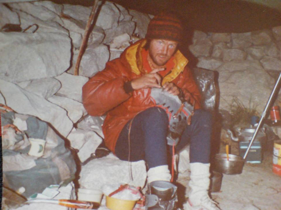 Campkos: Basecampliv før alvoret begynner. Dag Kolsrud har kjøkkenvakt. Stein P. Aasheim tilpasser stegjern. Foto: Zulu Zul. Great-Trango-klatring-3.2