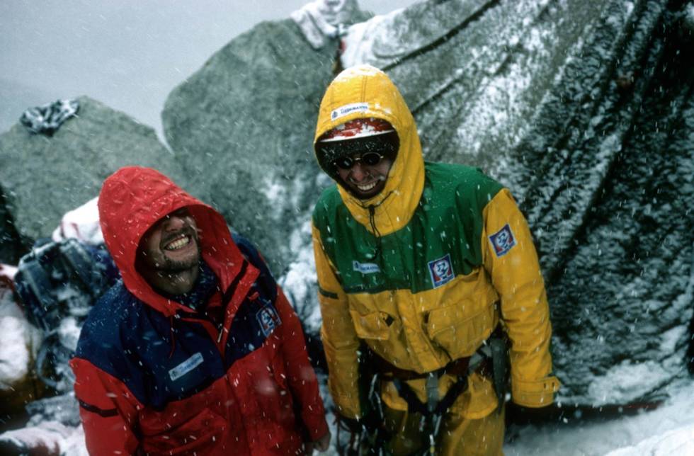 Vått: Sola forsvant og det kom dårlig vær. Her er Finn Dæhli og Dag Kolsrud allikevel i godt humør. Foto: Stein P. Aasheim. Great-Trango-klatring-5