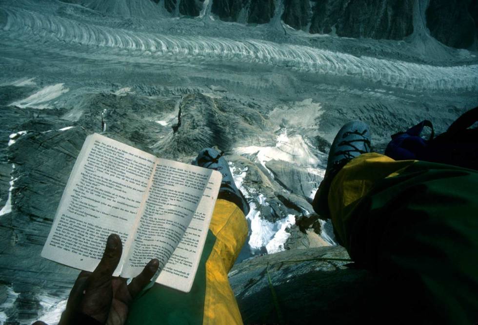 Leselyst: Det er alltid avslappende med en bok på sengekanten. Foto: Stein P. Aasheim. Great-Trango-klatring-6