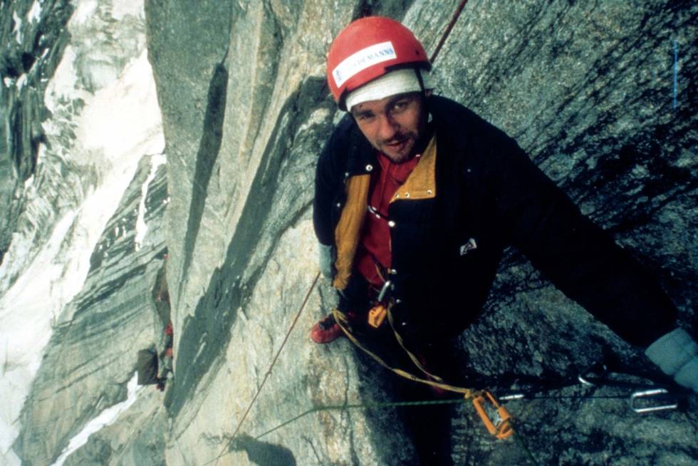 Luftig: Finn Dæhlie tar seg en pust i bakken under jumarering. Foto: Stein P. Aasheim Great-Trango-klatring-8