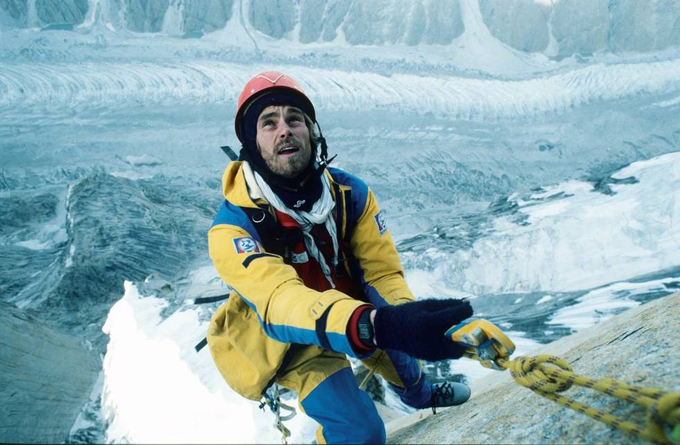 Opp: Hans Christian Doseth studerer utsiktene videre. De forandret seg ikke så mye fra meter til meter i toppveggen. Foto: Stein P. Aasheim Great-Trango-klatring-9
