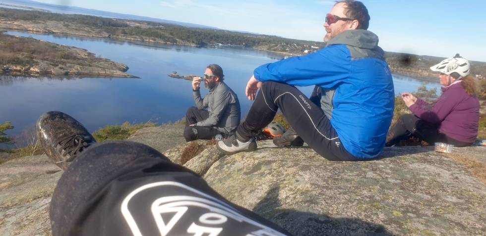 Vårlig stisykling i Fredrikstadmarka VÅR I LUFTA: Søndagens stitur i til Blåsopp ved Fredrikstad bød på vårfølelsen. Foto: Pål Grotnes
