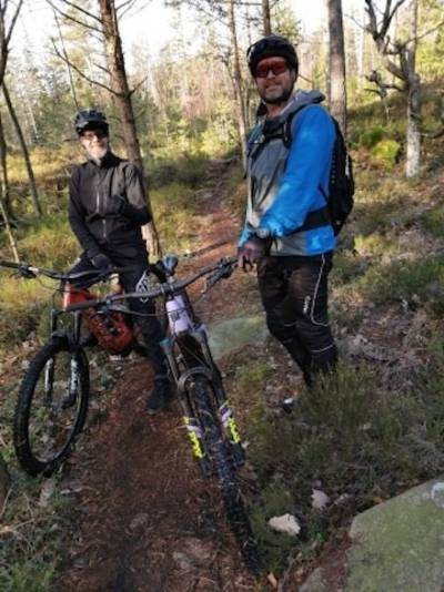 vårlig stisykling i Fredrikstadmarka VÅR I ANMARSJ: Selv om kalenderen fortsatt viser februar og vinterferie, er det vårlig i Fredrikstadmarka. Foto: Pål Grotnes