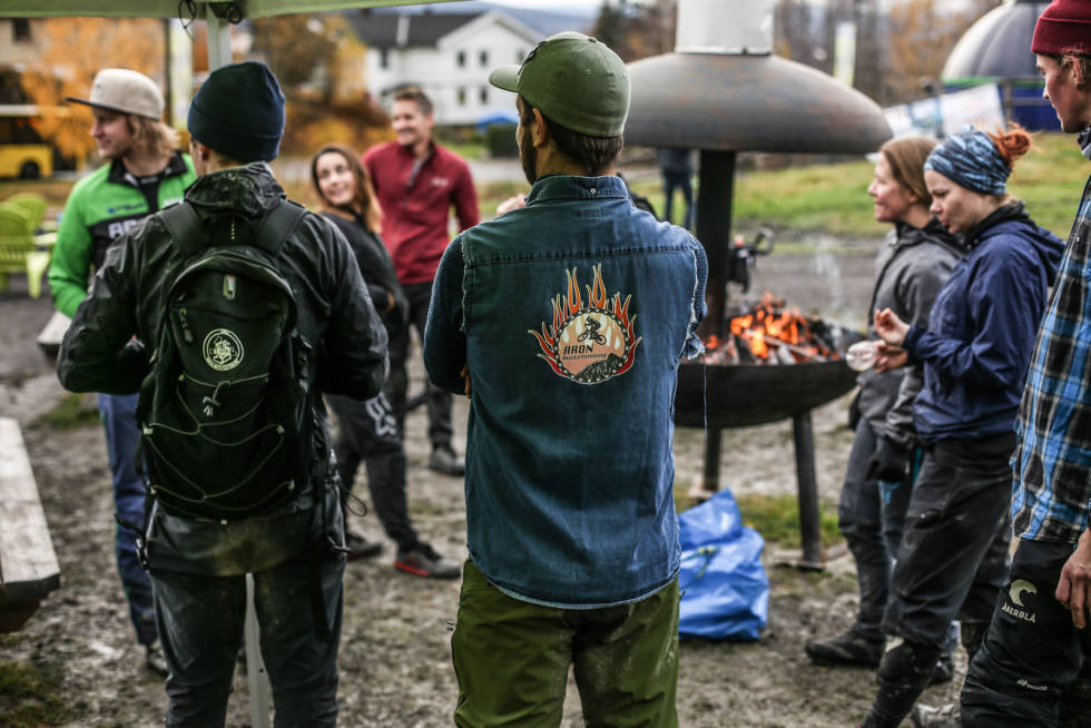 Grilling og sosialt var en selvsagt del av sesongavslutningen i Drammen skisenter, som kan bli en fast event i anlegget framover. Foto: Svenn Fjeldheim Sesongavslutningen i Drammen skisenter. Foto: Svenn Fjeldheim