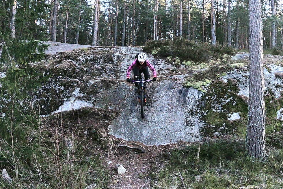 Anette Bastnes på lørdagens stitur i Østmarka. Foto: Håvard Mageli Stisykling Østmarka januar 2002