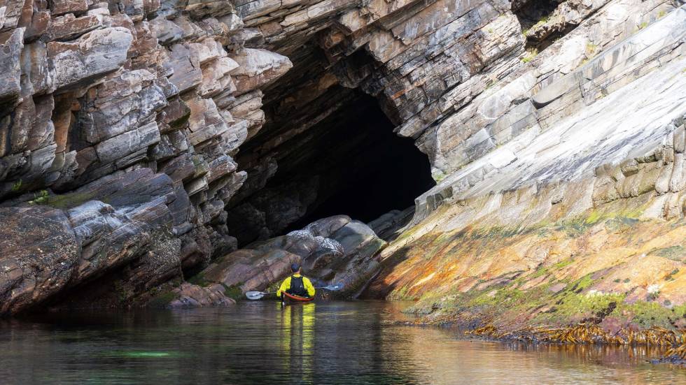 HULENE I HAVET: Det må være lite vind og bølger for at det skal være muliig å bevege seg inn. Foto: Kristoffer Vandbakk SJØGROTTER på Værøy