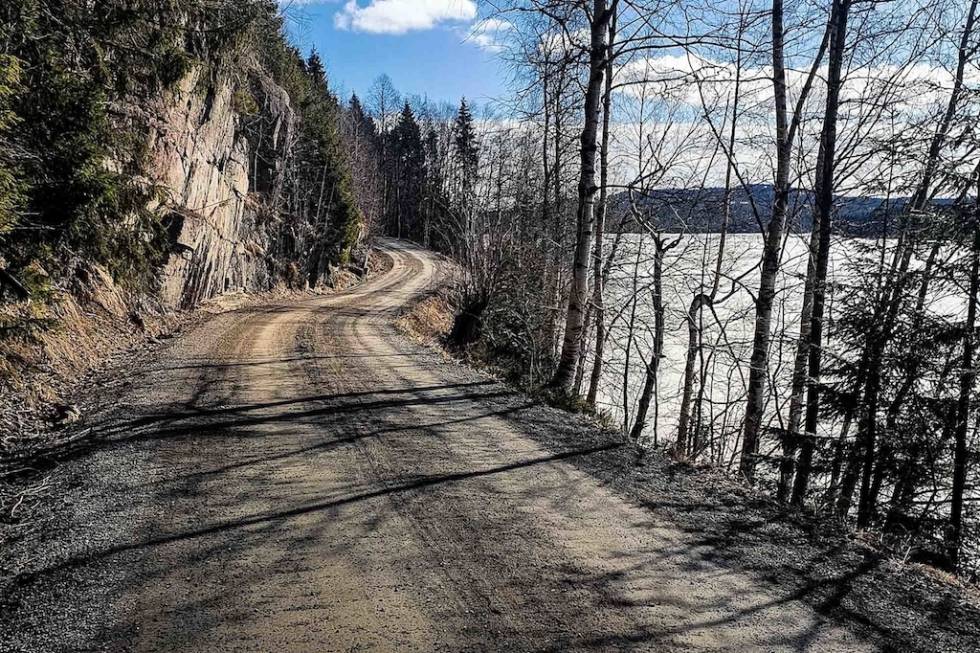 TØRT OG FINT: Mange av veiene i Nordmarka er tørre og fine å sykle på, men noen steder ligger det fortsatt en meter med snø. Foto: Torkel Thorsen. sykling i nordmarka