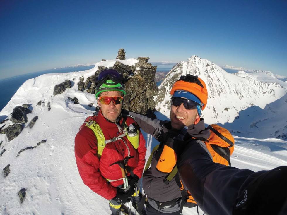 Jan Eirik Holen og forfatter på Hattfjellet etter å ha gått Grytøya på langs. Grytøya-High-Five-2