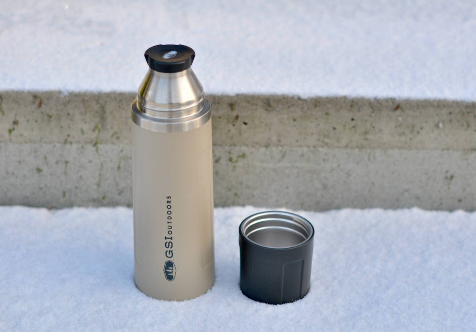 LETT OG STOR: GSI-termosen holder godt på varmen og har stor kopp. GSI Glacier 1 liter vacuum bottle
