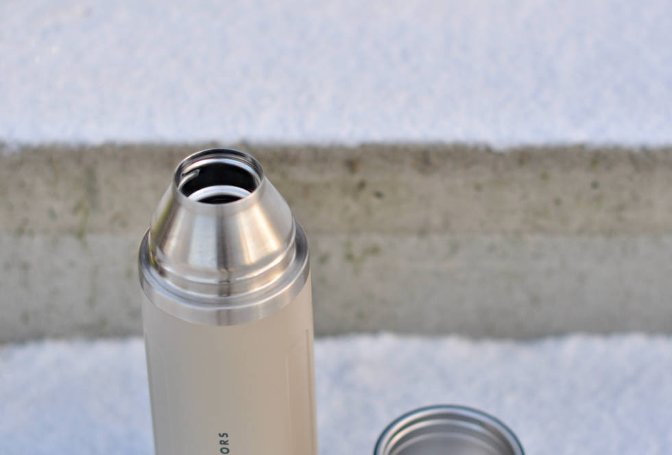 LITT LITEN ÅPNING: Du må sikte litt ekstra for å fylle på GSI-termosen. GSI Glacier 1 liter vacuum bottle