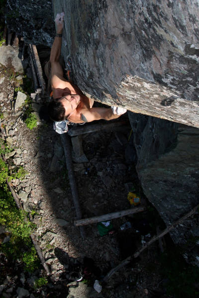 STERKING: Gudmund er ikke bare litt av en ildsjel, han er også en temmelig sterk klatrer. Her er han i aksjon ppå hjemmebanen sin på Ekne i Trøndelag. Foto: Andreas Elmquist Gudmund Grønhaug Klatring