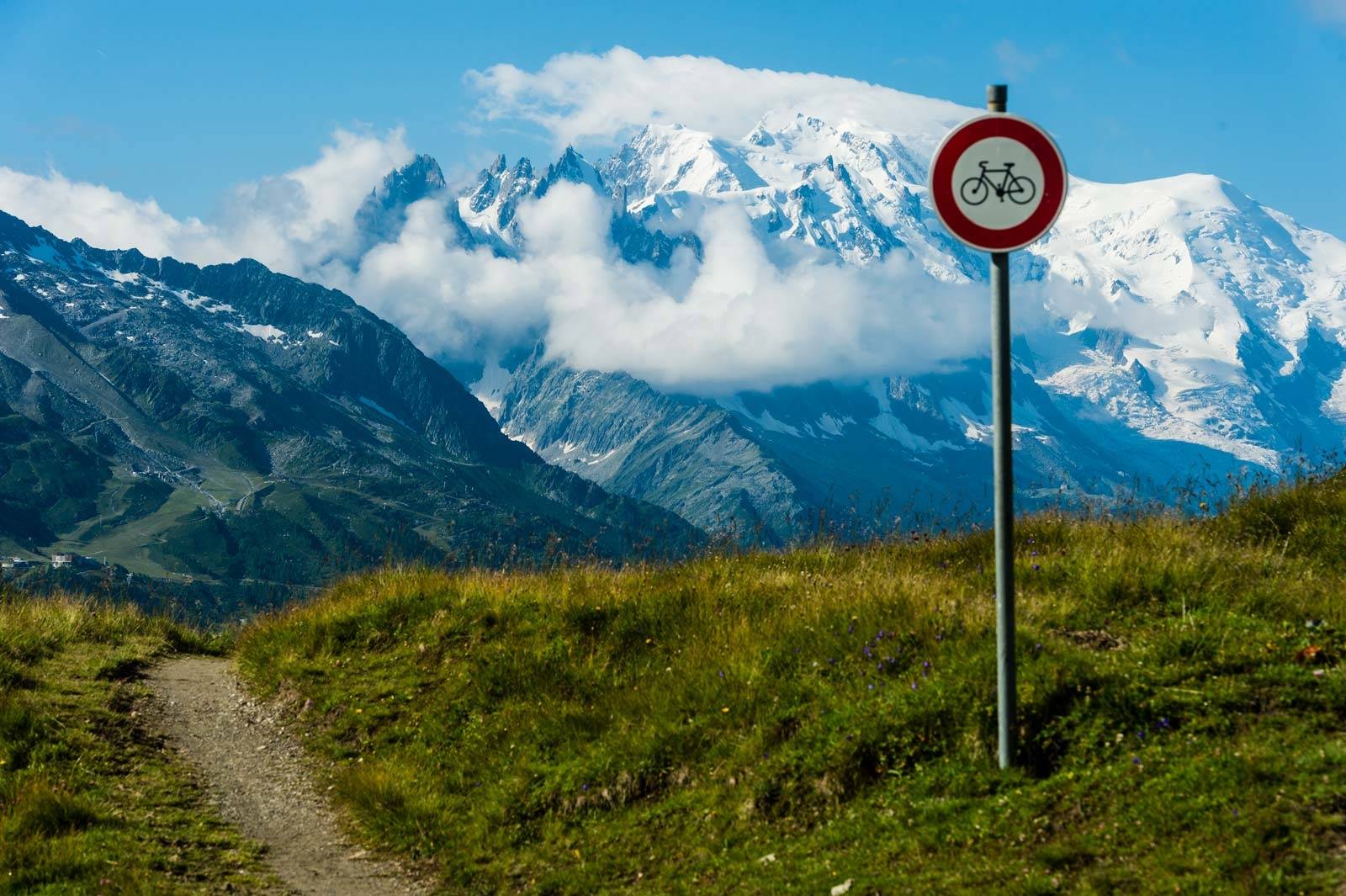 Skiltet: Det er tydelig hvor man skal sykle når man besøker Le Tour i Chamonix-dalen. Guide-til-stisykling-i-Alpene-2