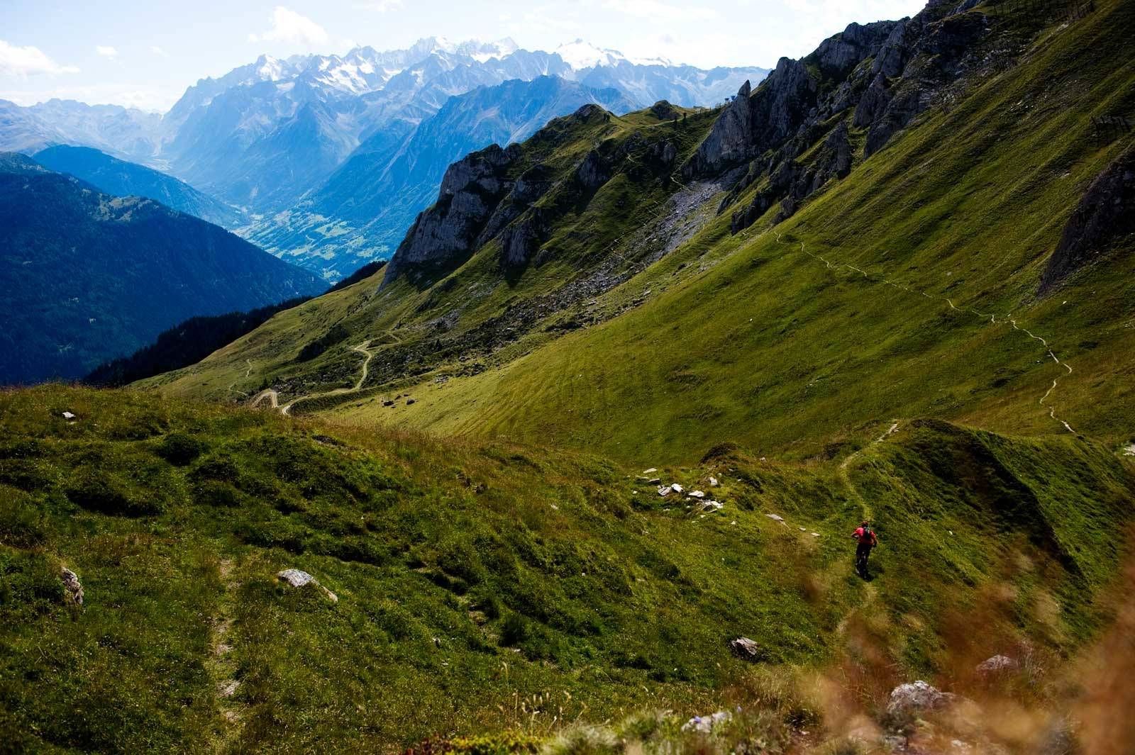 Klassiker: Den klassiske sveitsiske skidestinasjonen Verbier er også et paradis for stisykling. Særlig ved Medran er stiene lange og har bra flyt ned mot dalen. Her er Janne Tjärnström på vei ned the Farmer Trail, en klassiker i Verpan. Guide-til-stisykling-i-Alpene-3