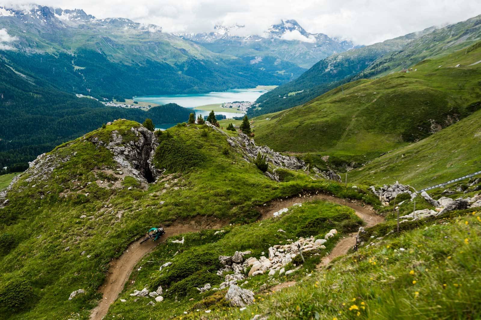 Alpin luksus: Den luksuriøse alpebyen St.Moritz har flere femstjerners-hotell enn noen annen alpeby, og The Flow Trail har flere doseringer enn de fleste andre sykkelstier i alpene. Lukas Häusler er en lokal helt som kjenner hver eneste sving her på stien ned til Engadin-dalen. Guide-til-stisykling-i-Alpene-5