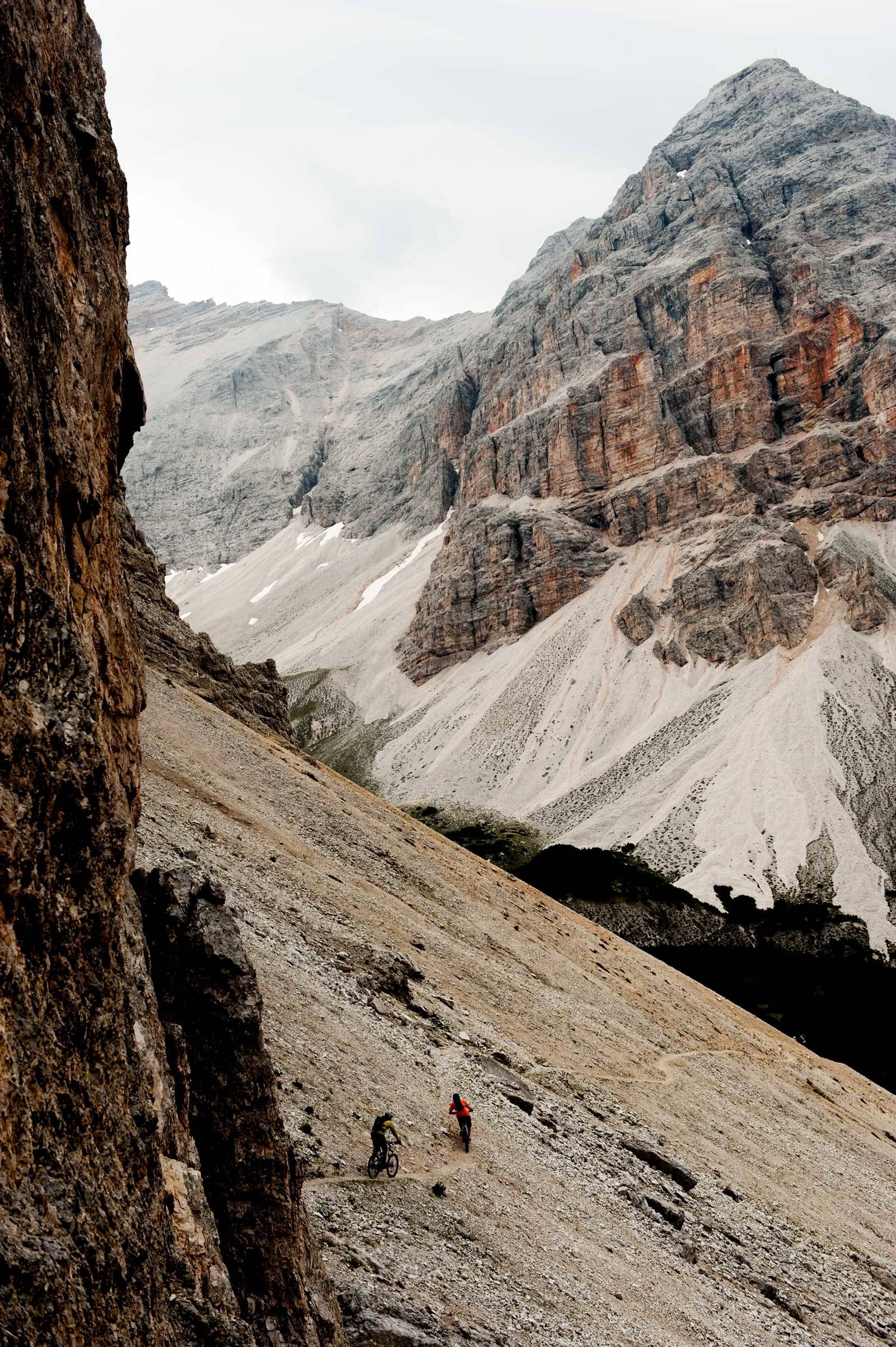 Italienske alper: Det er en unik opplevelse å besøke Dolomittene i Italia. Syklingen rundt San Vigilio er smått avhengighetsdannende. Her nyter Holger Meyer og Janne Tjärnstrøm en magisk sti høyt oppe i de vakre fjellene over byen. Guide-til-stisykling-i-Alpene-7