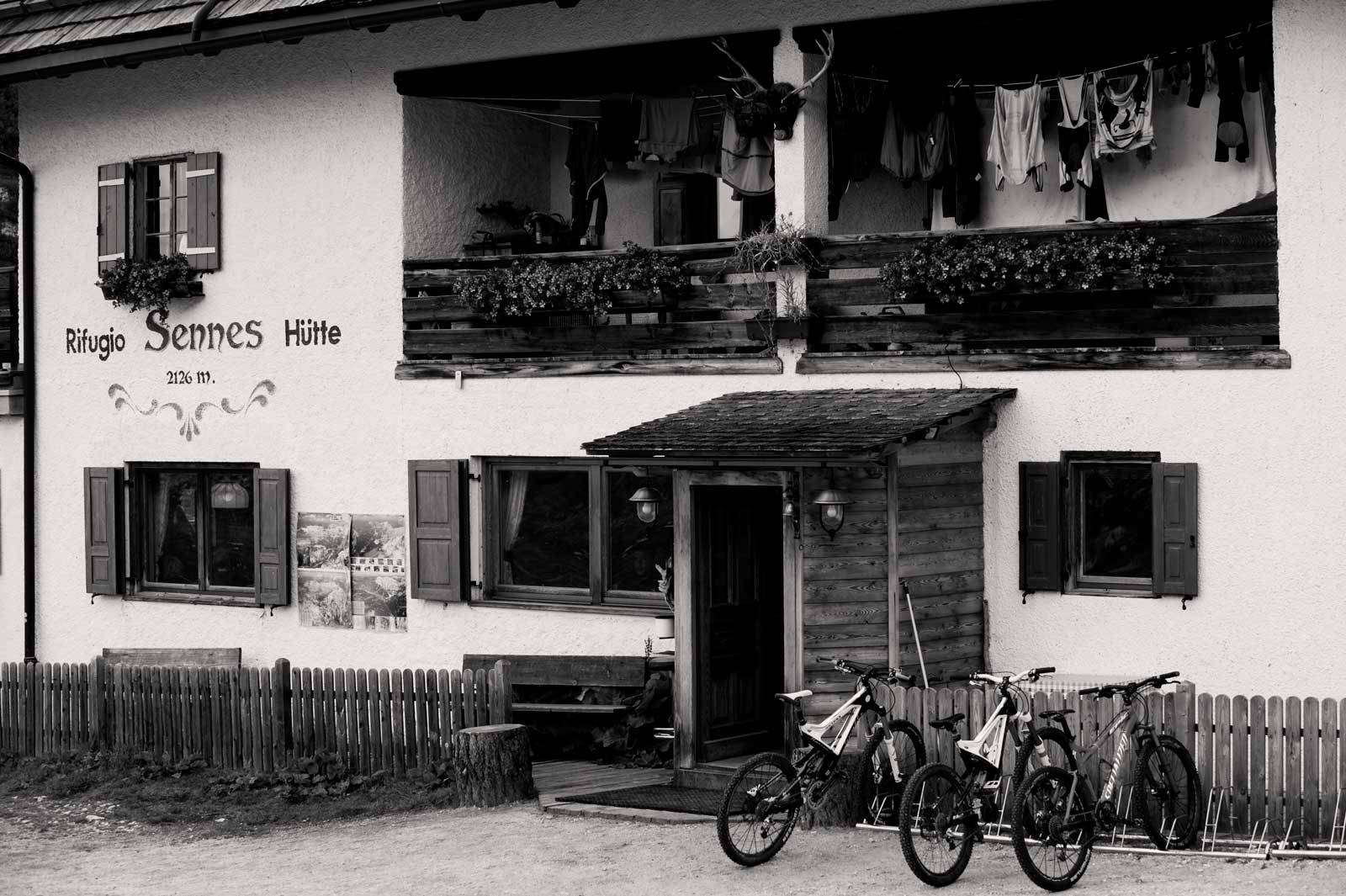 Obligatorisk Rifugio Sennes er et selvfølgelig kaffestopp om du tar turen til Fanes-Sennes-Prags nasjonalpark som ligger mellom San Vigilio og Cortina d´Ampezzo. Guide-til-stisykling-i-Alpene-8