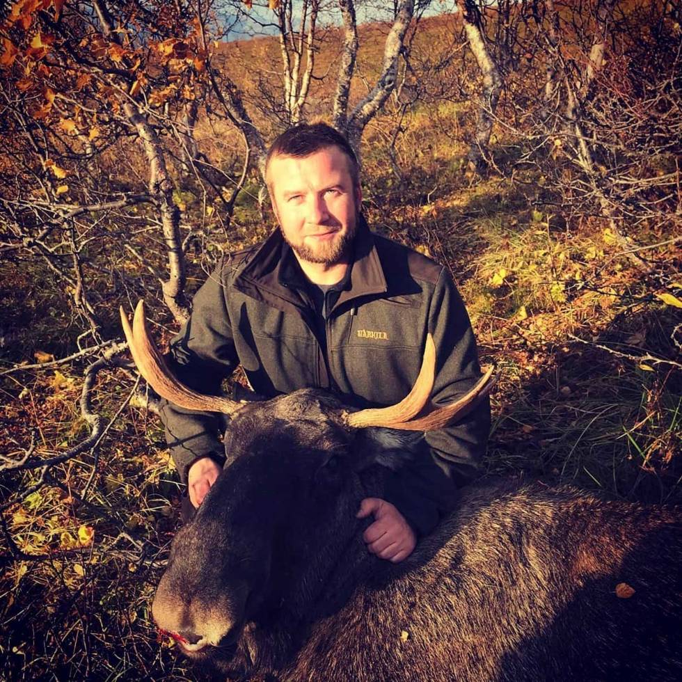 @guns_n_hounds: Robin got a nice bull today #elgjakt #jegerhundogvåpen #blaser #rws #svemko #bullmoose #jaktforlivet #härkila #våpenandresen #swarovski Gunsnhounds