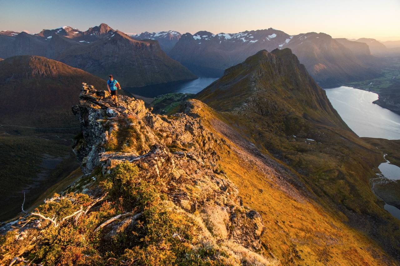 SUNNMØRE: Fjell og fjord i skjønn forening. Her fra en tidligere tur over Hjørundfjordegga. Foto: Håvard Myklebust fjelløping sunnmøre