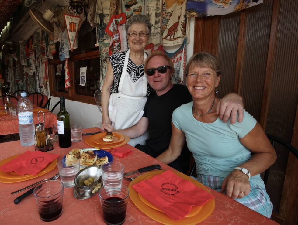 Middag: Håkon Hansen på restaurant i Sella. Kona Siv Vikberg til høyre. Foto: Dag Hagen håkon2