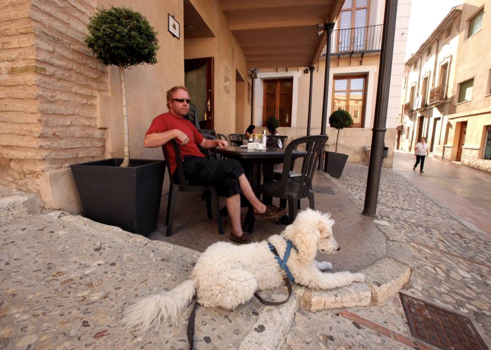 Biar: Håkon på bar i hjembyen. Hunden Ludde passer på. Foto: Dag Hagen håkon3