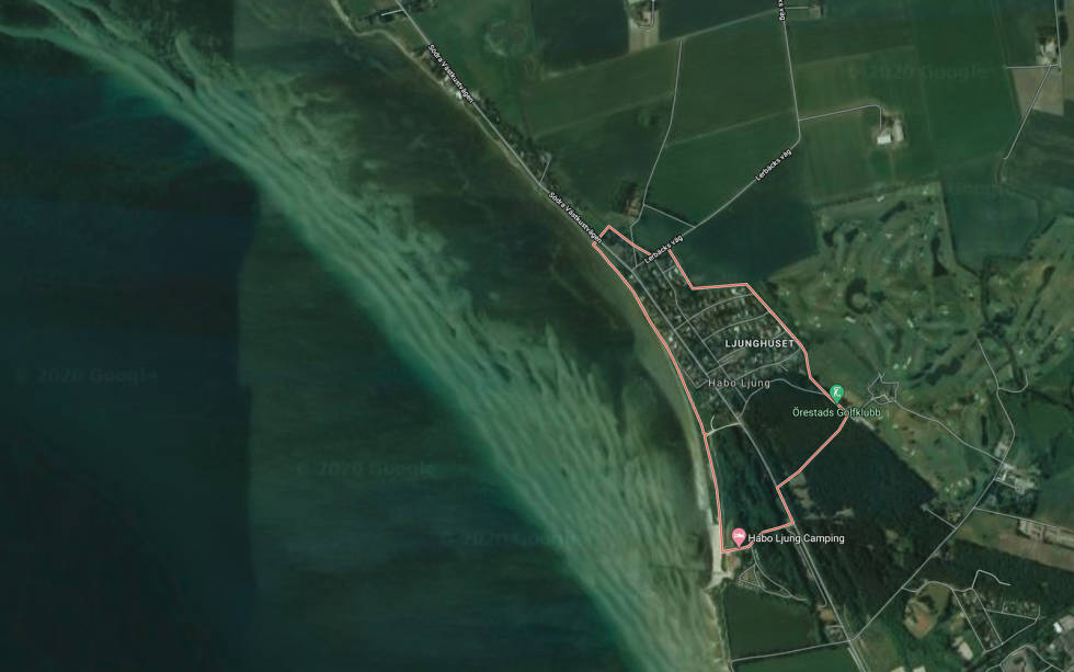 SKÅNES HOVEDSPOT: Selv om Habo Ljung ligger rett ut mot det åpne Øresund og Danmark mot vest, er vannet flatt. Elven som renner ut ved stranden har dratt med seg store mengder sedimenter og gjort området veldig langgrunt. Bølgene blir dermed sperret av sandbankene. Habo Ljung Skåne kite spot