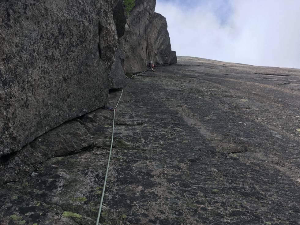 HÆGAR: Eivind Nordeide på 6+ (cruxlengden) på Hægar. Foto: Lars Mjaavatn Hægar