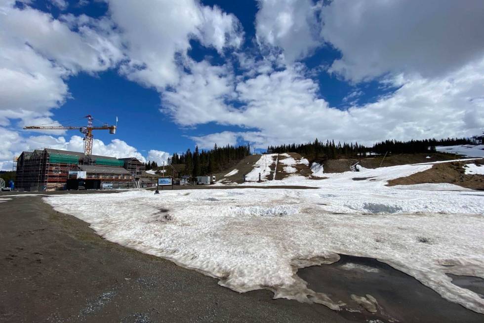 MYE SNØ: Under dette snødekket ligger den enorme pumptracken på Mosetertoppen. Foto: Knut Løkås. hafjell bike park