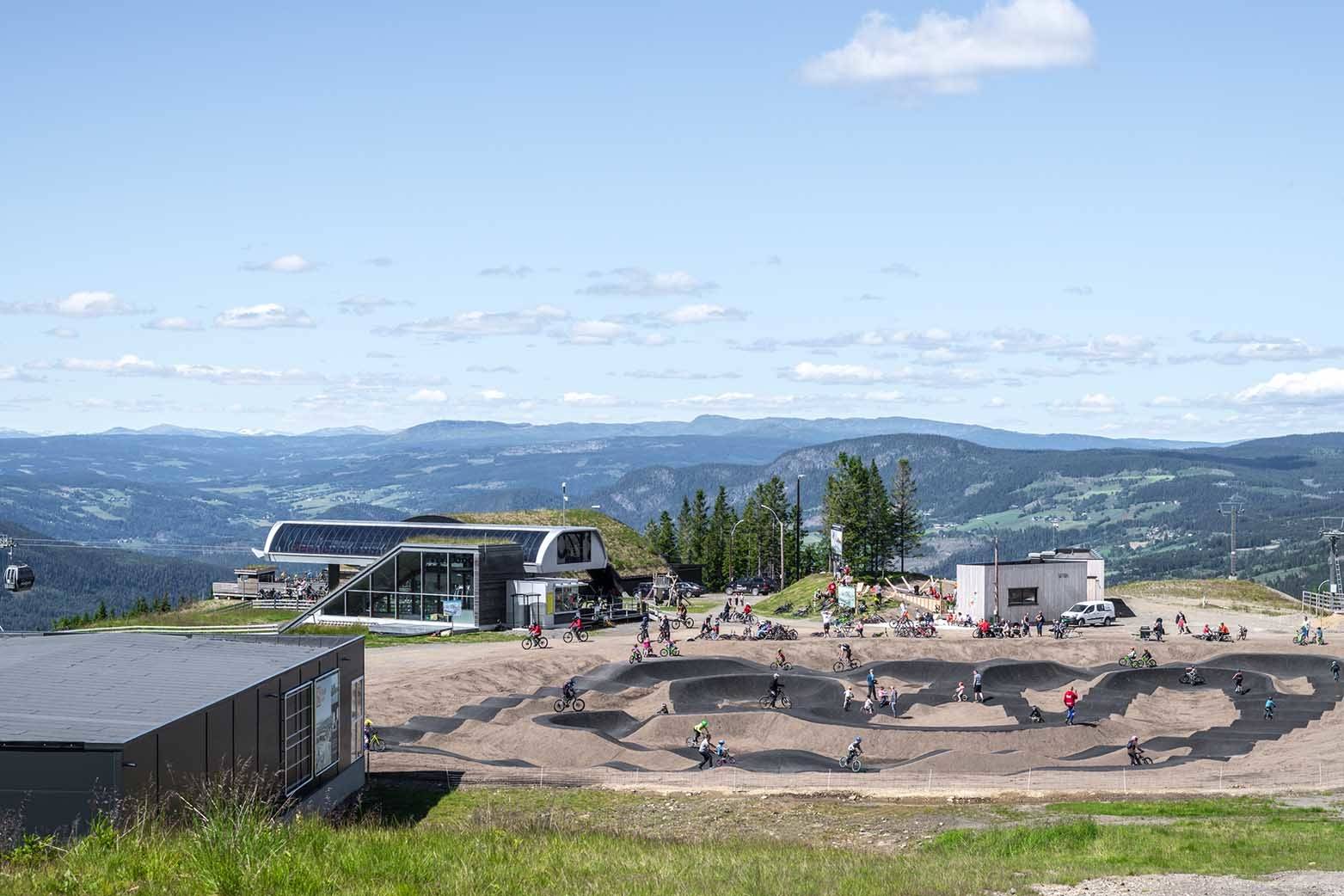 DØGNET RUNDT: Pumptracken i Hafjell Bike Park har blitt populær på kort tid.Foto: Gisle Johnsen hafjell bike park pumptrack mosetertoppen