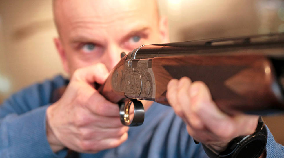 Viktig balanse: – Ei dyrere hagle på 3,2 kg vil kanskje kjennes mer ut som den veier 2,9 kg. Det er en ganske vesentlig forskjell på ei rimelig og ei dyrere hagle, sier Simen Gulbrandsen hos Schou Våpen AS. Haglekjøp-5