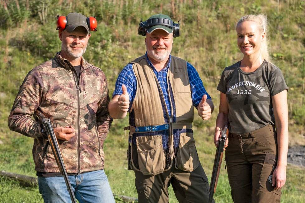 Lurt og lærerikt: En fornøyd læremester Roger Nygaard fra Vang JFF flankert av elevene Martin Monné og Ingrid Bønes. Hagleskyting-6