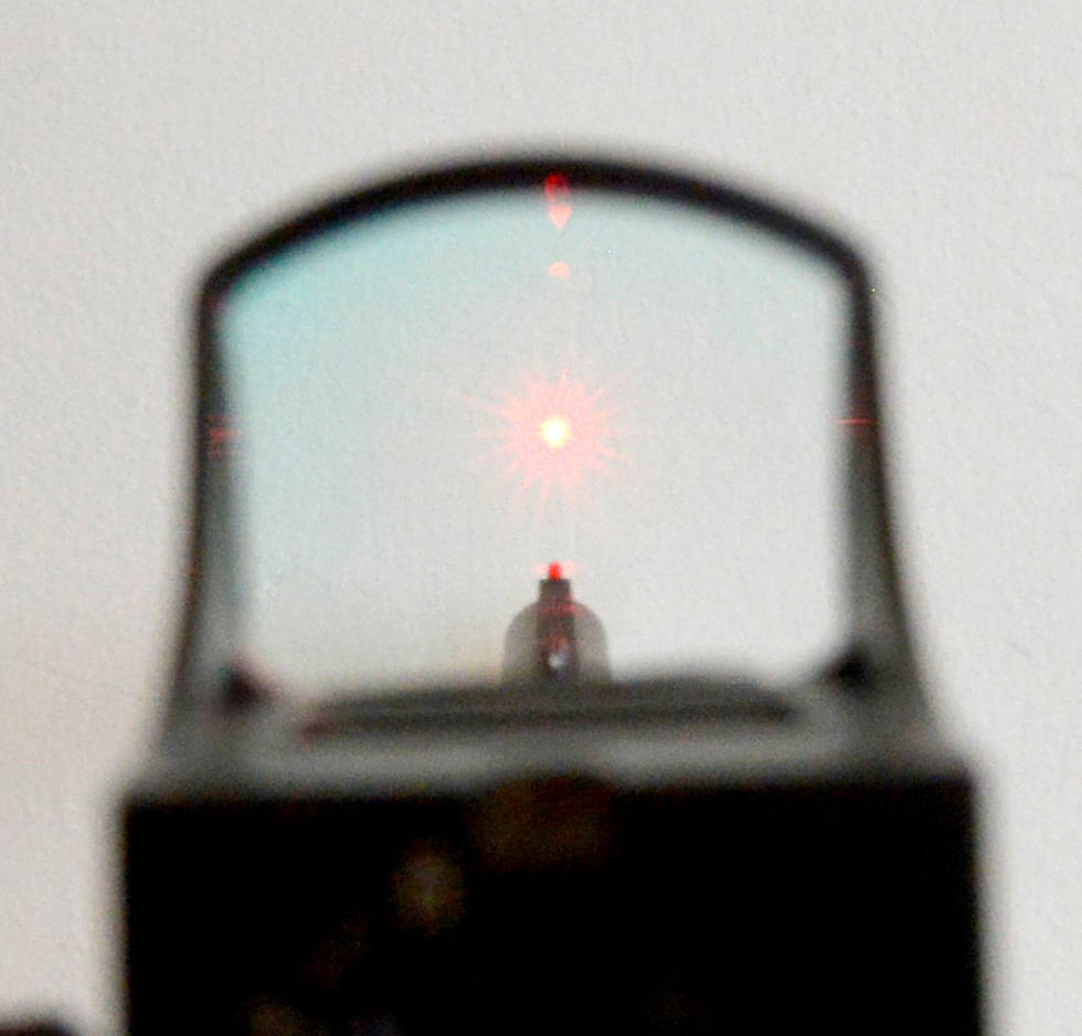 SKRIBENTENS FAVORITT: Leica Tempus 3,5 moa er blitt siktet jeg har brukt mest. Rammen rundt optikken er svært slank, noe som gir lite forstyrrelser i siktebildet. Hagleskyting-med-støttehjul-rødpunktsikte-4