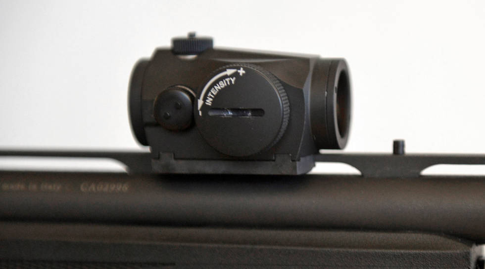 Rett på sporet: Aimpoint Micro S1 festes direkte på hagleskinnen. Ingen picatinny-løsning er dermed påkrevd. Hagleskyting-med-støttehjul-rødpunktsikte-5