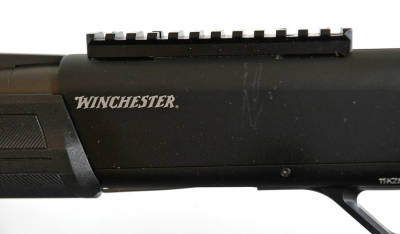 FRA FABRIKK: Winchester SX4 kan leveres med skinne mot et lite pristillegg. Vi har testet halvautoen og det funker supert. Hagleskyting-med-støttehjul-rødpunktsikte-fakta-3