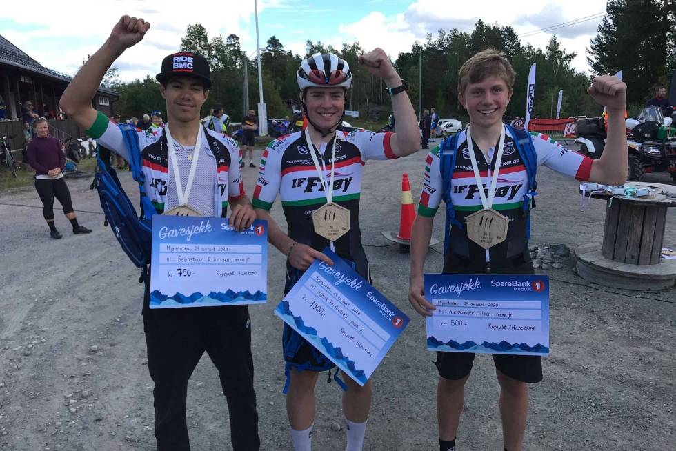 Samtlige deltakere i klassen junior elite i Hanekampen var fra IF Frøy. Dette er pallen (fra venstre): Sebastian-Robles-Larsen-Henrik-E-Farstadvoll-Aleksander-NilsenSebastian Robles Larsen, Henrik E. Farstadvoll og Aleksander Nilsen. Foto: Gaute Risan Juniorklassen i Hanekampen 40km