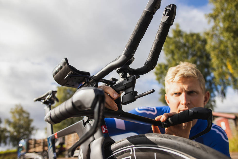 INNAFOR: Hans Christian Tungesvik måtte justere triatlonsykkelen for at rekorden skulle bli godkjent som offisiell av NCF. Foto: Sylvain Cavatz Hans Christian Tungesvik rekord på 200km TT