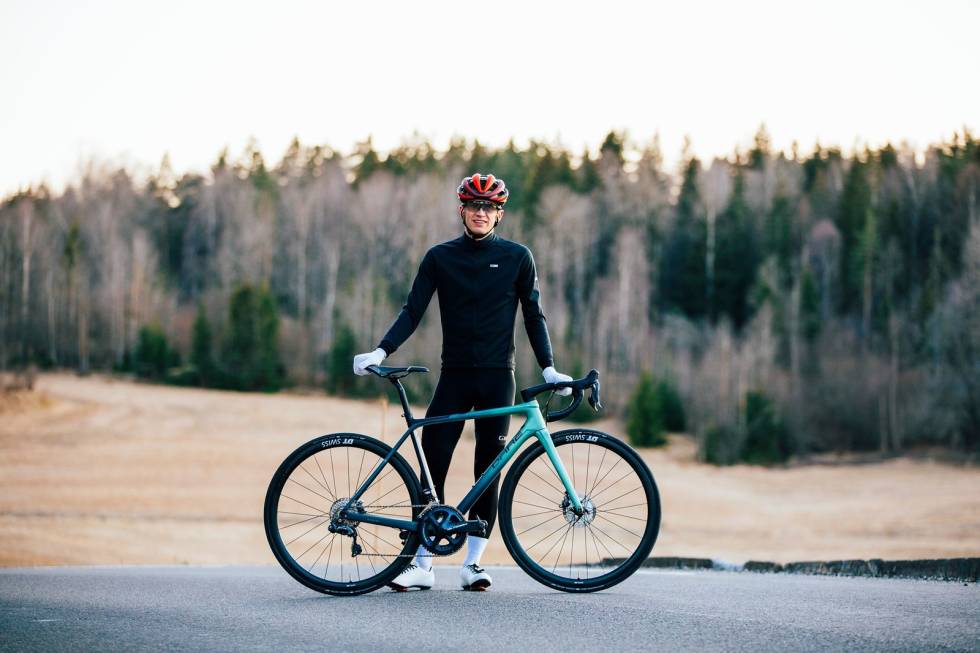 STÅ OPP! Hans Flensted-Jensen inviterer til kaffe og bakverk hos Svartskog kolonial i morgen. Alt du trenger å gjøre er å være der mellom 6 og 8. Foto: Dare Bikes. Hans Flensted-jensen