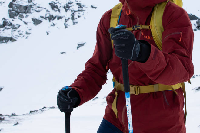 PÅ VEI OPP: På topptur er det kjekt med et par lettere og ikke så varme hansker til oppturen. Vi har testet seks hansker som egner seg bra på vei opp. Her Dynafit Mercury. Foto: Christian Björk test hansker topptur