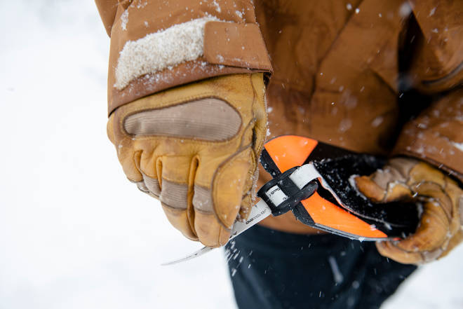KONTROLL: Hansker er kjekt å ha når du skal knote med utstyr – som skifeller. Men ikke hvis det er 33 minusgrader, da blir det kaldt. Foto: Martin I. Dalen votter hansker ski topptur