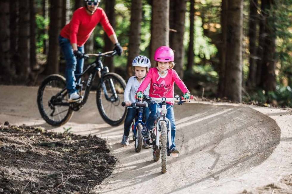FOR ALLE: Det skal bygges ti kilometer med tilrettelagte stier i Harstad Bike Park i år. Foto: Velosolutions Harstad Bike Park stisykling