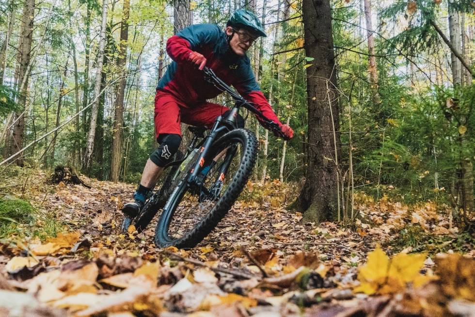 ENKELT: Når det er vått og gjørmete er det digg å ikke slite på ledd og lagre. Foto: Christian Nerdrum Stisykling med hardtail