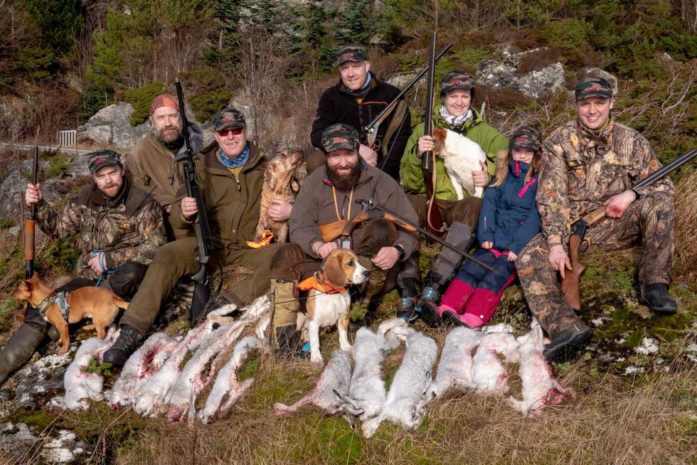 Hele hurven: Etter fire og en halv dag kan vi kvittere ut 11 harer, så to- og (levende) firbeinte smiler fra øre til øre. André Espeseth med Freddy på fanget, Åsgeir Størdal, Tom Erik Nilsen med Nemi på fanget. Henning Haugholt med Buster, Thor Egil Øvrebotten, Siri Sunde med Ylva, Martine og Terje Svardahl. Harejakt-på-Askrova-11