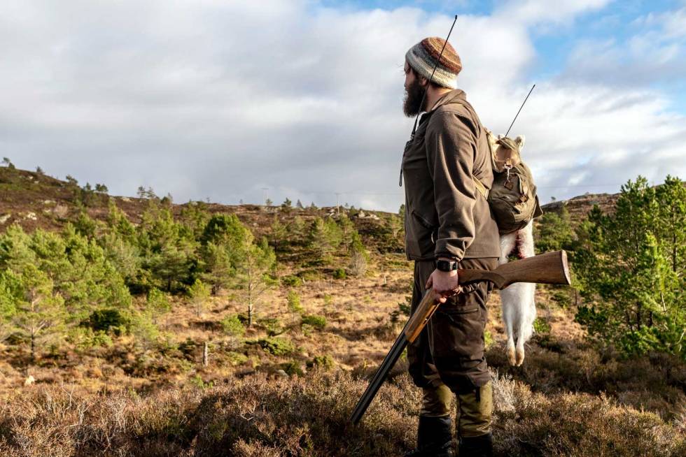 Lovende start: Etter bare et par timers jakt feller Henning den første haren så flisene fyker av gjerdestolpen. Dette tegner godt. Harejakt-på-Askrova-6