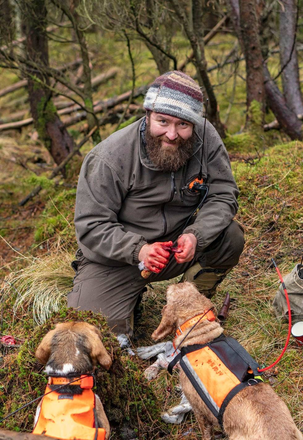 Full oppmerksomhet: Henning har full oppmerksomhet fra Buster og Nemi når han byr på godsaker etter dagens harefall. Harejakt-på-Askrova-8