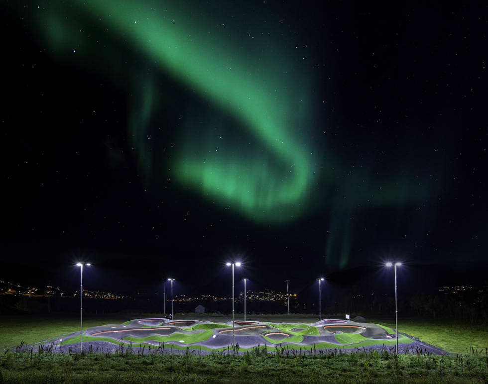 STORSTILT SYKKELPARK: Harstad Bike Park har allerede fått på plass flere deler av anlegget, inkludert et lydlagt pumtrackanlegg i verdensklasse. Foto: Tomas Rolland Harstad Bike Park oversikt